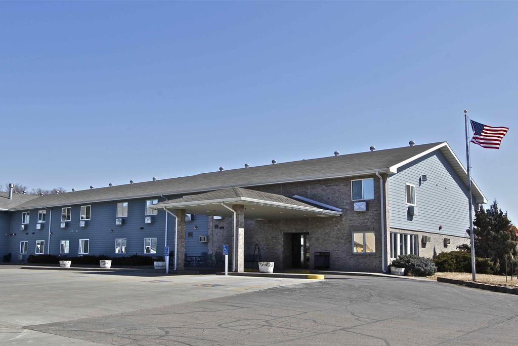 Governors Inn A Travelodge By Wyndham Pierre Exterior photo